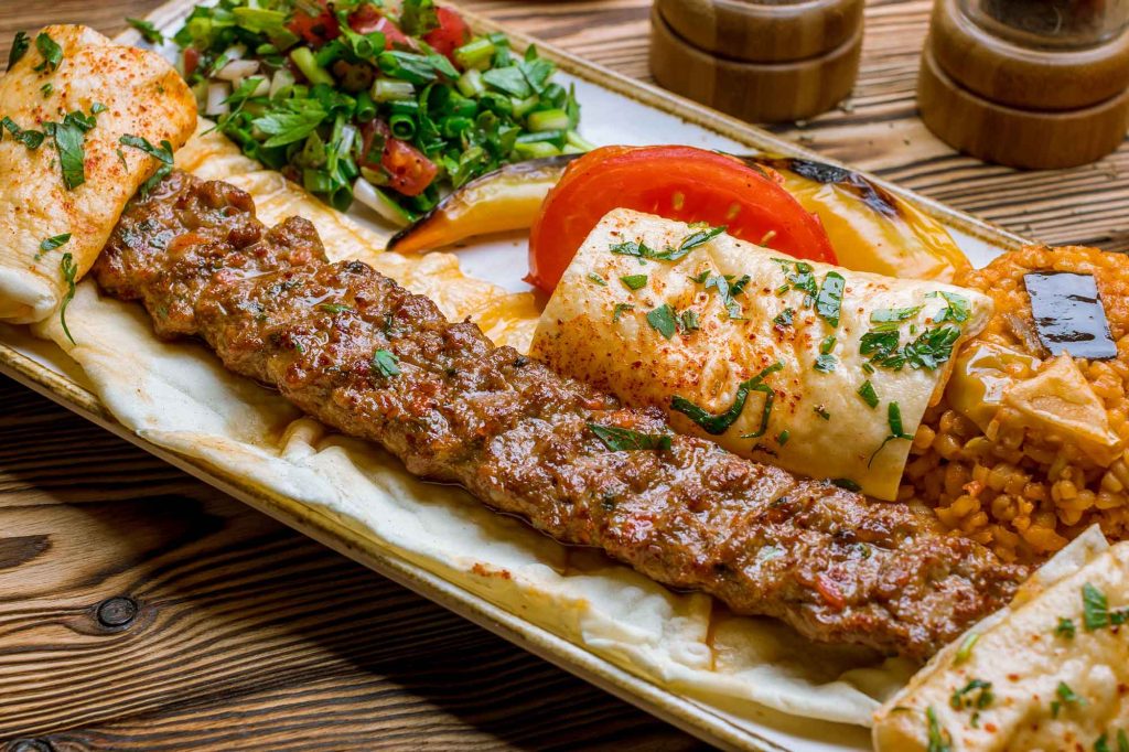 Adana, brochette de veau hachée épicée grillée, spécialité du restaurant halal turc O'Grill près de Dijon