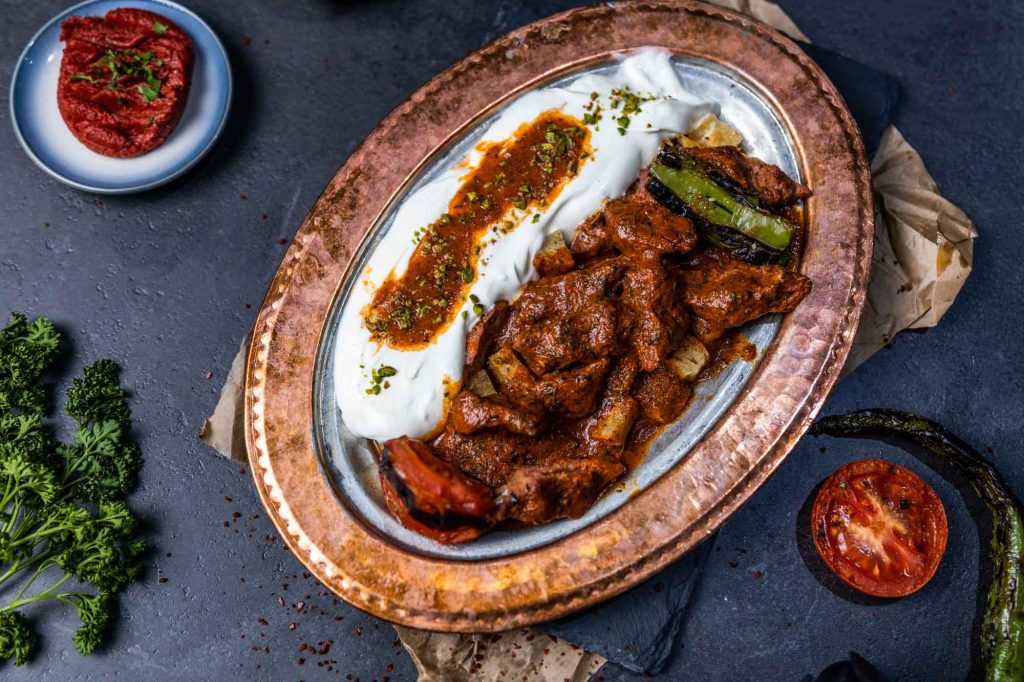 İskender, spécialité turque halal à base de pain pide, viande grillée et sauce yaourt, servie au restaurant O'Grill près de Chenôve