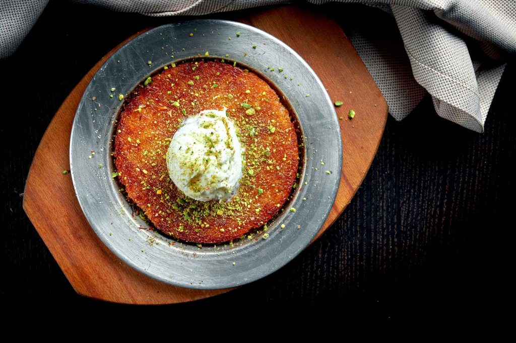 Künefe, dessert traditionnel turc à la pâte filo et fromage fondant, servi au restaurant halal O'Grill près de Dijon