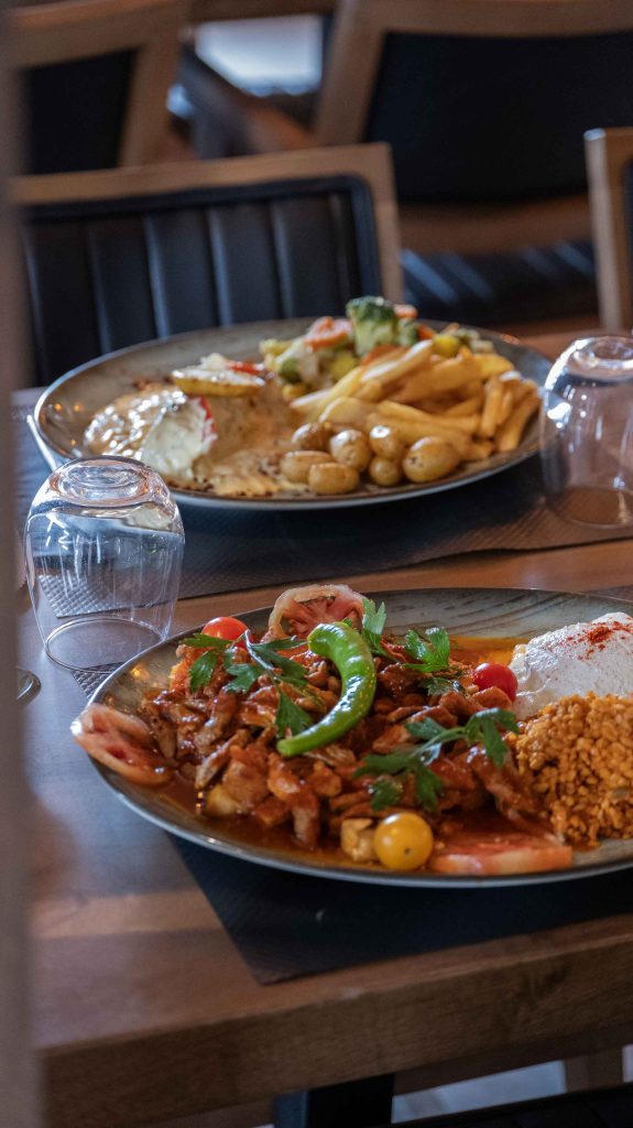 Assiette de viande grillée à la sauce tomate avec boulgour et piment, servie au restaurant turc halal O'Grill près de Dijon